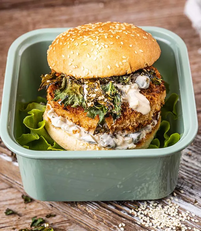 Rybí burger s kapustou a jogurtovou omáčkou