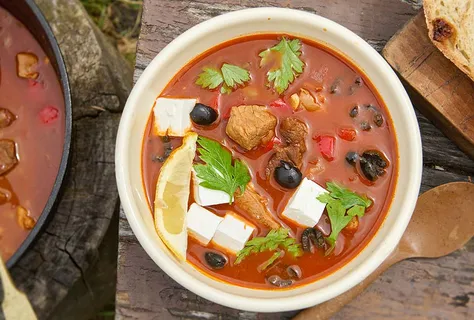 Gulášová polévka s hovězím, vepřovým a kuřecím