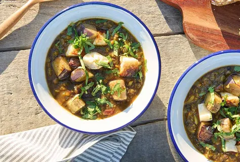 Indický čočkový dal s lilkem a halloumi