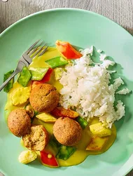 Křupavé čočkové kuličky s kari omáčkou