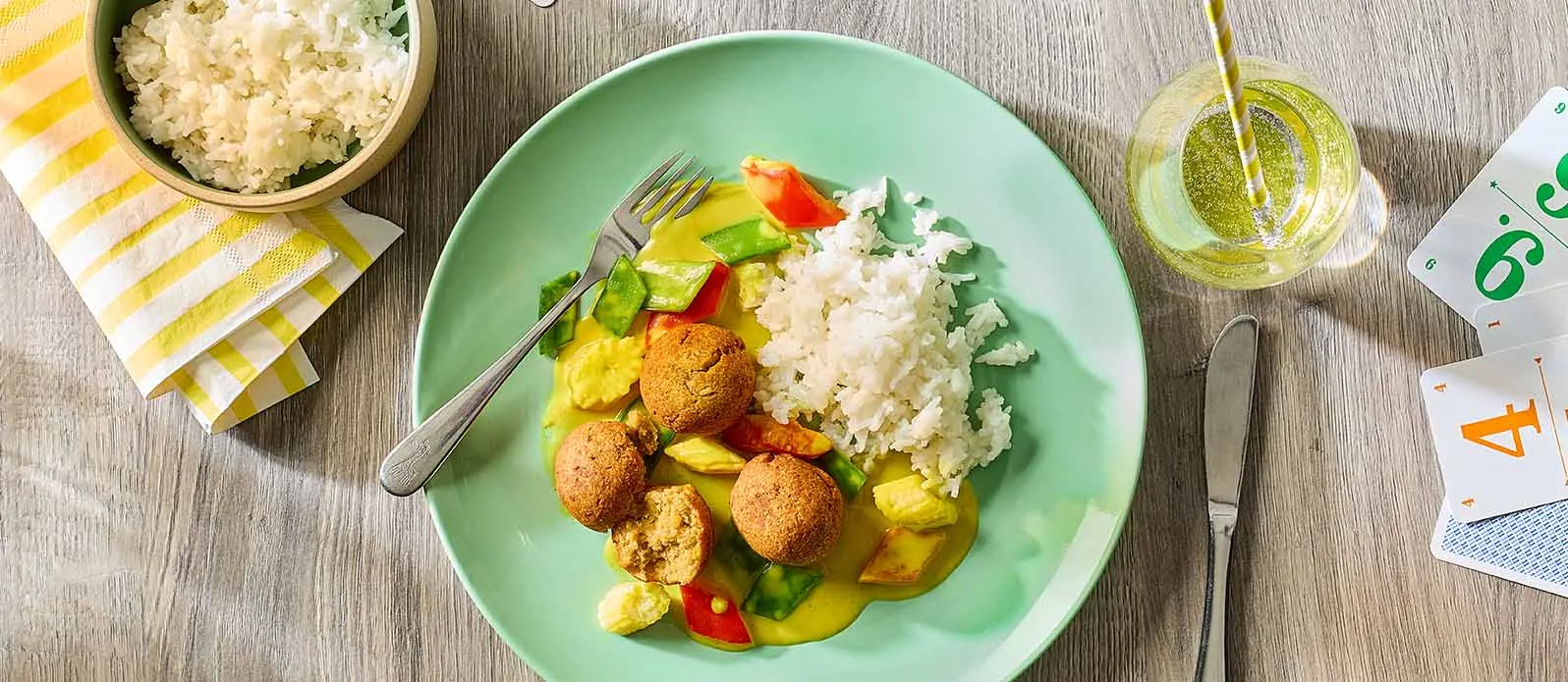 Křupavé čočkové kuličky s kari omáčkou