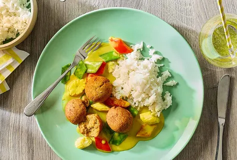 Křupavé čočkové kuličky s kari omáčkou