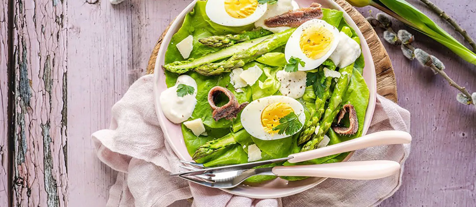 Salát s vejci, chřestem, ančovičkami a sýrovou omáčkou