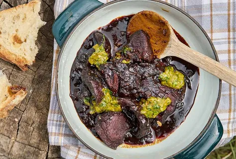 Pomalu dušená zvěřina s jalovcem a rozmarýnem