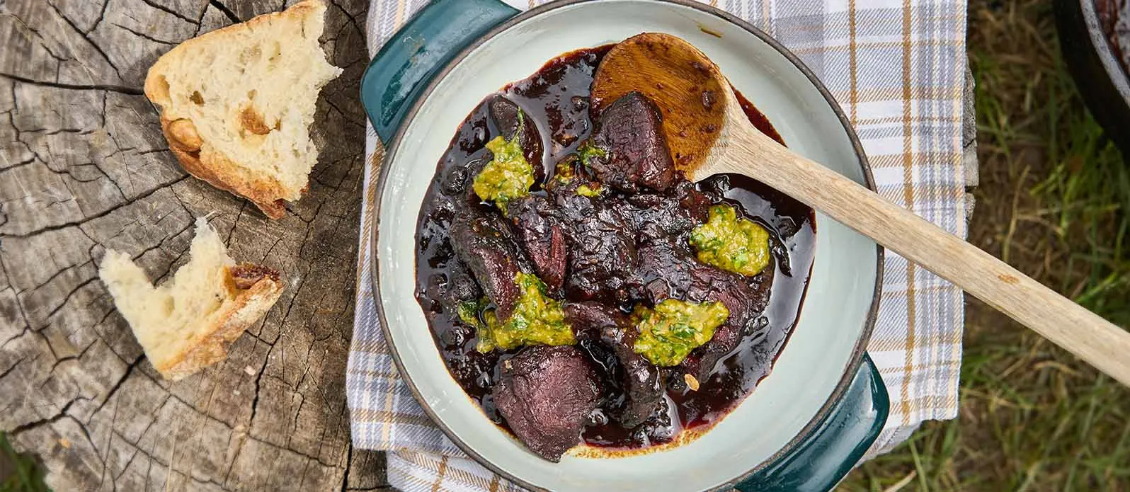 Pomalu dušená zvěřina s jalovcem a rozmarýnem