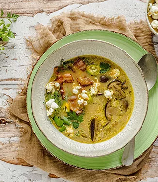 Houbová polévka s křupavou slaninou a popcornem