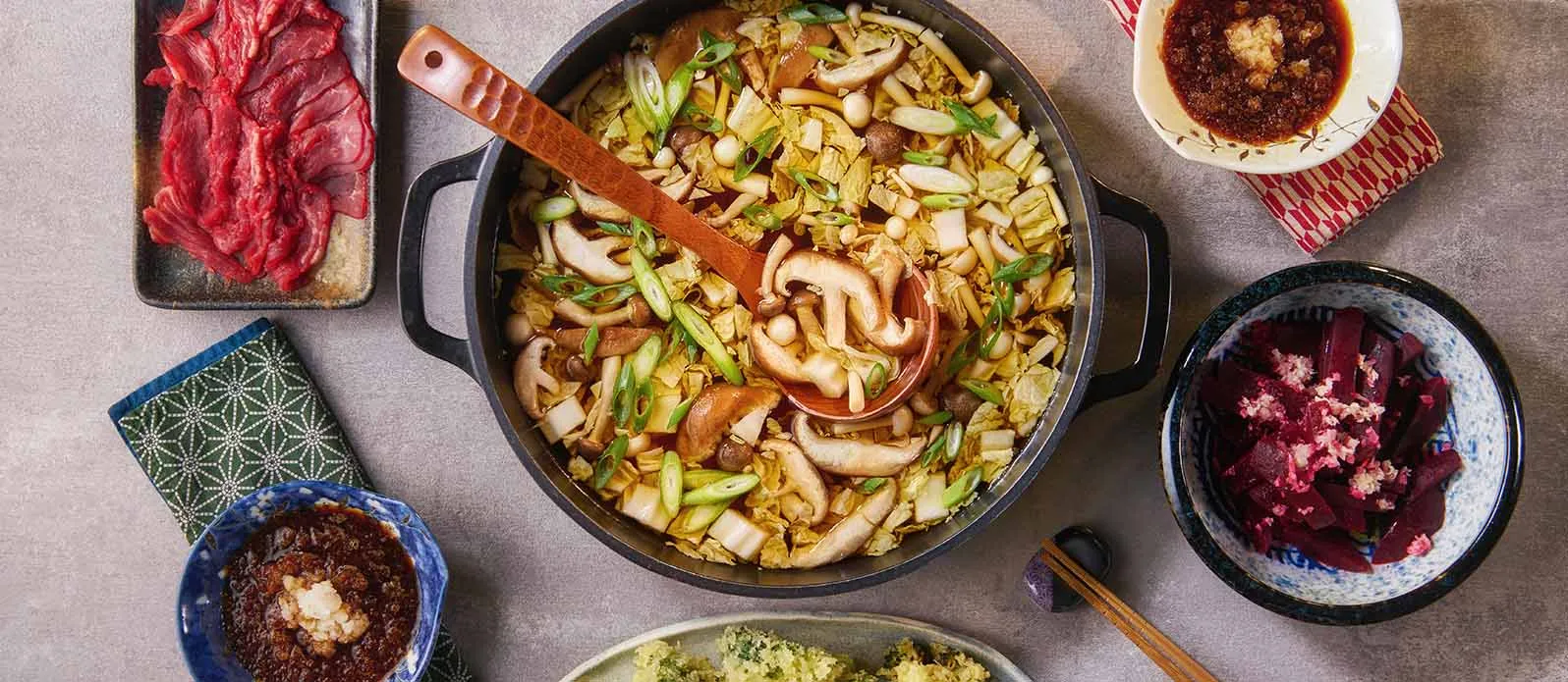 Shabu shabu s hovězím a zeleninou