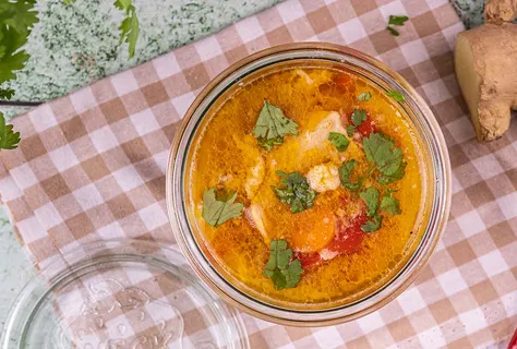 Asijská kuřecí polévka s mrkví a vejcem