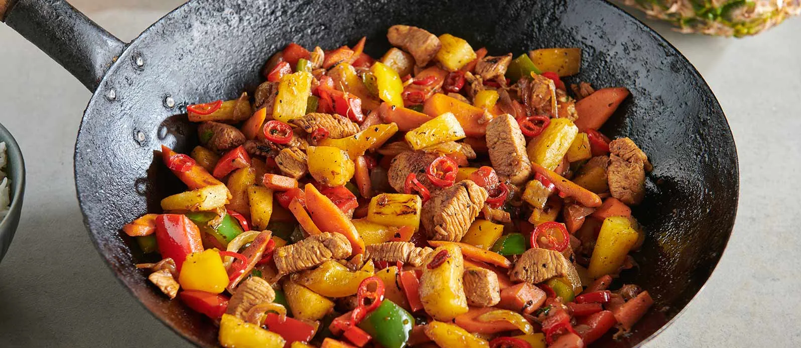 Kuřecí stir-fry s paprikou, ananasem a chilli