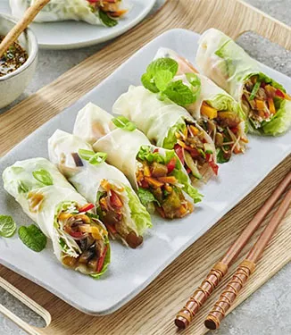 Lehké jarní závitky plněné lilkem v teriyaki omáčce