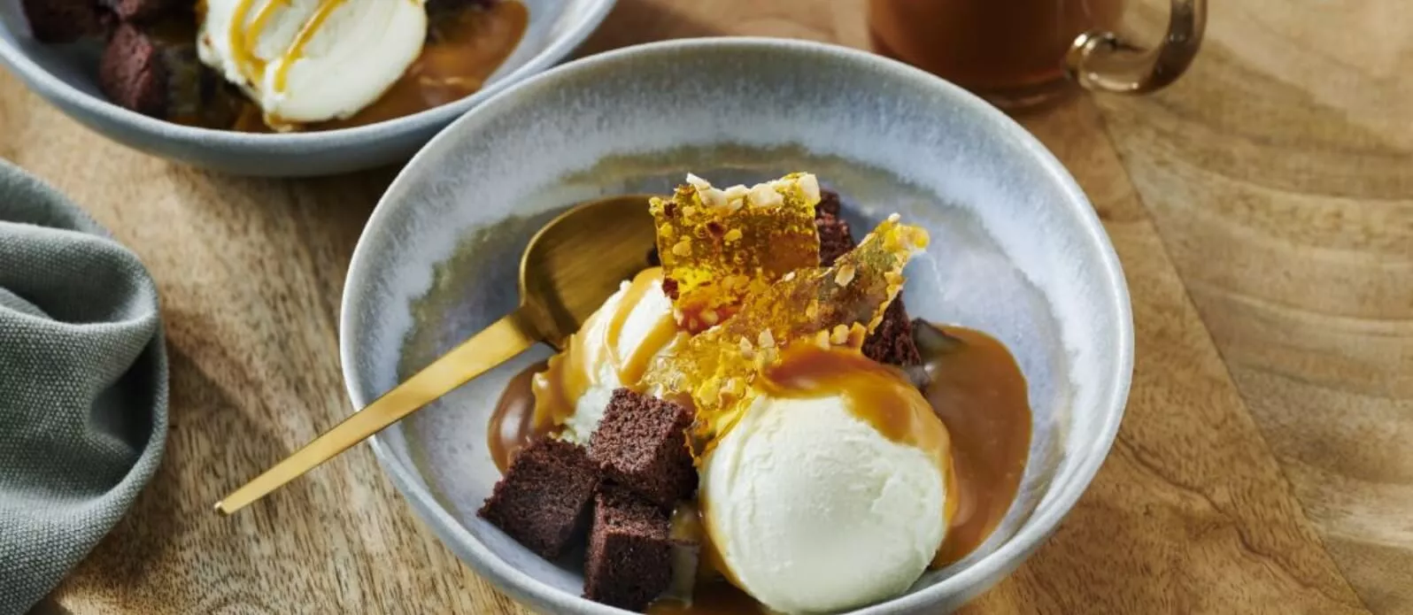 Zmrzlinový pohár se slanou butterscotch omáčkou a lískovooříškovým praliné