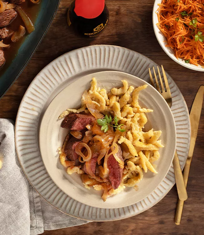 Šťavnaté dušené hovězí maso marinované v cibuli s petrželovým salátem a zázvorem