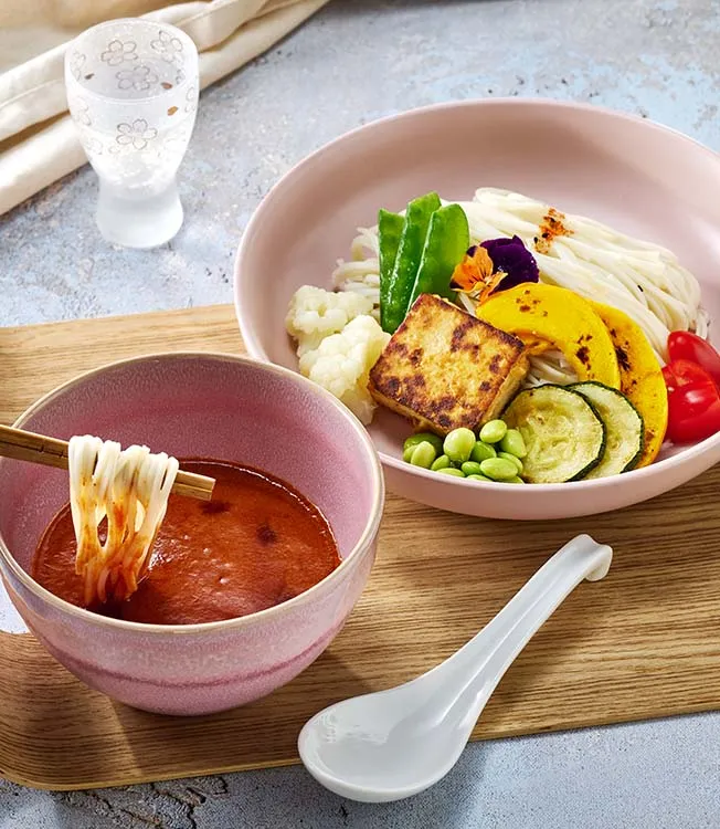 Vegan tsukemen s rajčatovou omáčkou