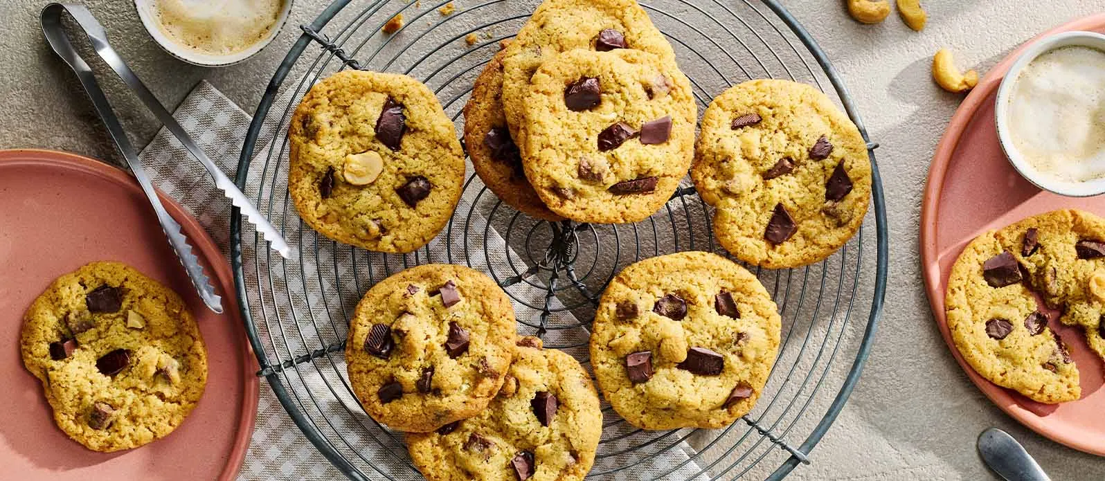 Měkké sušenky s čokoládovými kousky a kešu oříšky