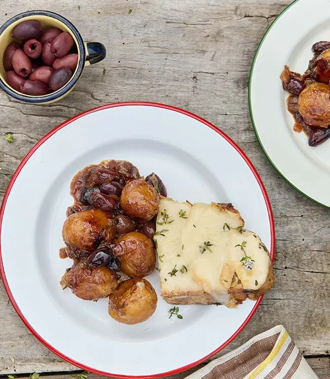 Dušené brambory s kalamata olivami a raclette sýrem