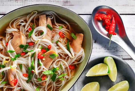 Phở Gà – Kuřecí polévka s rýžovými nudlemi