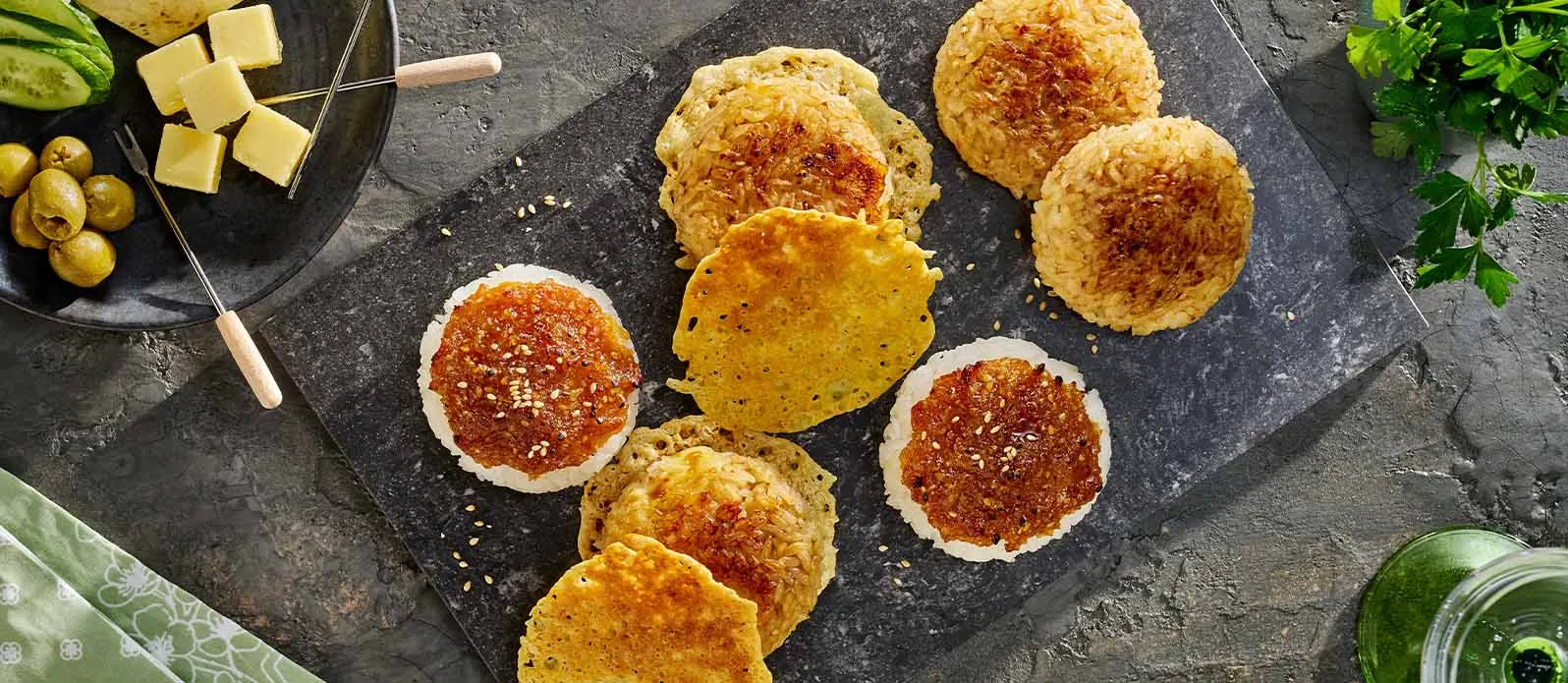 Yaki onigiri se sójovou omáčkou, miso a sýrem