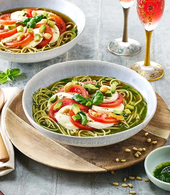 Ramen Caprese s bazalkou a mozzarellou