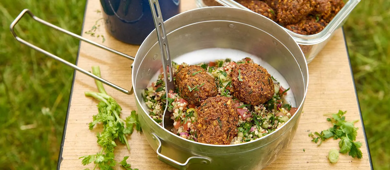 Quinoa à la tabbouleh s falafelem a sójovou majonézou