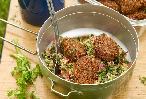 Quinoa à la tabbouleh s falafelem a sójovou majonézou