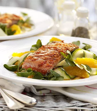 Losos s tamari, citronovou trávou a limetkou, podávaný s pomerančovo-okurkovým salátem