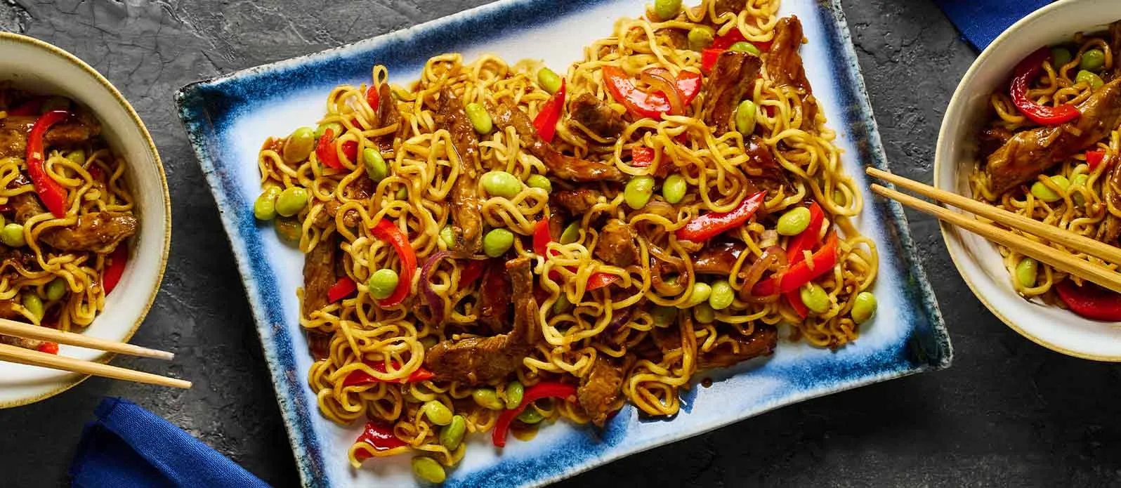 Teriyaki vaječné nudle se steakem a edamame