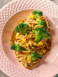 Udon nudle s arašídovou omáčkou, brokolicí a mangem