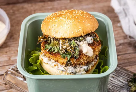 Rybí burger s kapustou a jogurtovou omáčkou