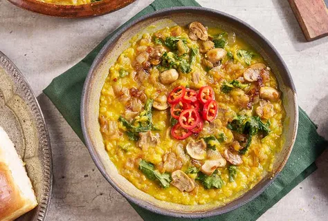 Červený dál z čočky s cibulí a mirinem