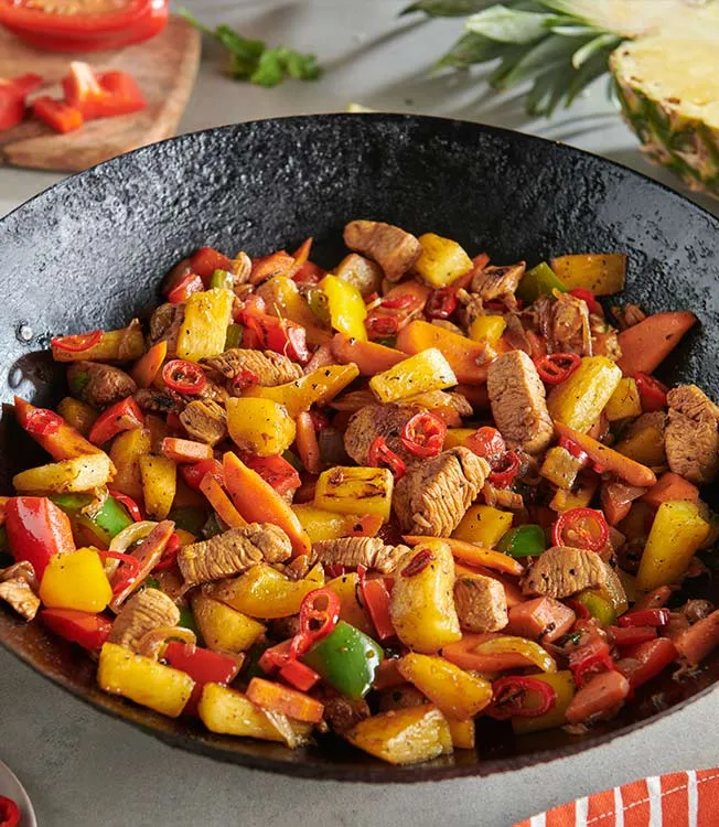 Kuřecí stir-fry s paprikou, ananasem a chilli