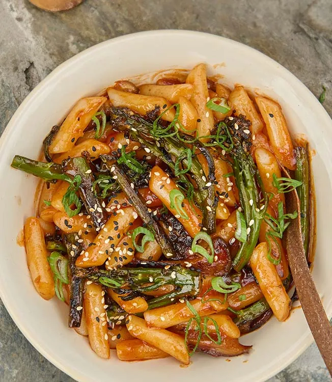 Sladkokyselé tteokbokki s kečupem a kimchi omáčkou