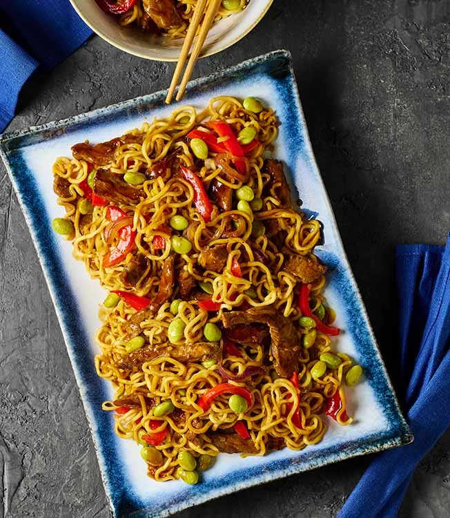 Teriyaki vaječné nudle se steakem a edamame