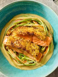 Křupavý losos na hnízdě ze špaget a zeleniny