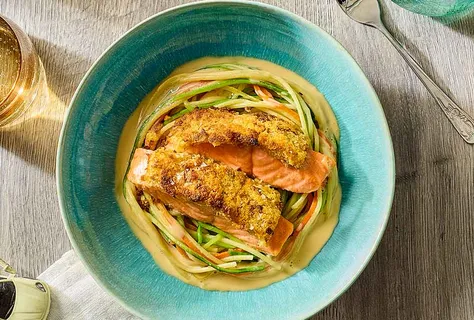 Křupavý losos na hnízdě ze špaget a zeleniny