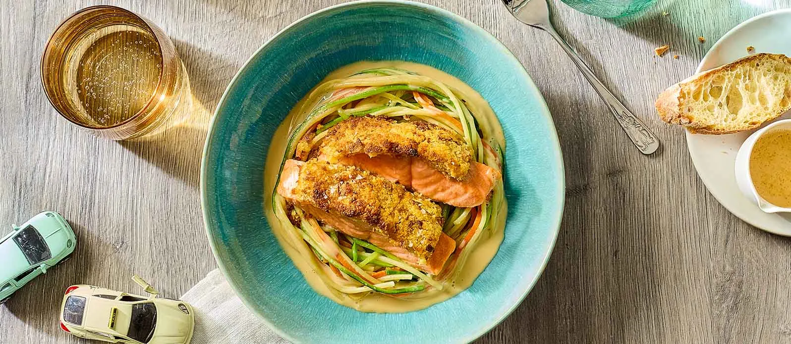 Křupavý losos na hnízdě ze špaget a zeleniny