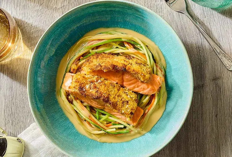 Křupavý losos na hnízdě ze špaget a zeleniny