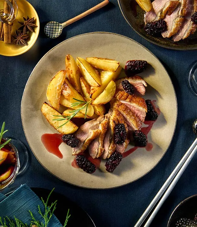 Kachní prsa s ostružinovou omáčkou a pečenými bramborami s miso