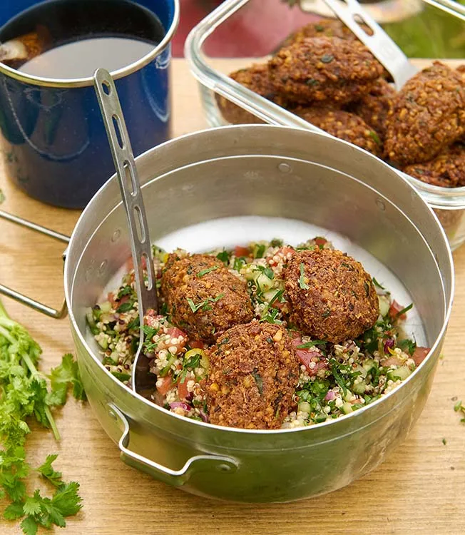 Quinoa à la tabbouleh s falafelem a sójovou majonézou