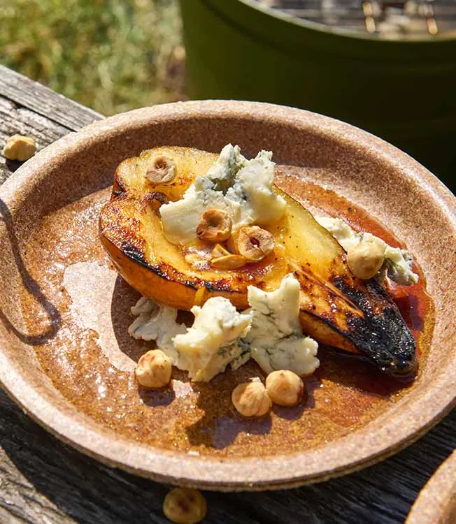 Grilované hrušky s gorgonzolou a lískovými oříšky