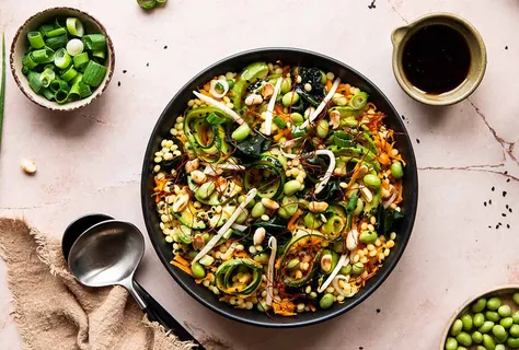 Salát z kuskusu, edamame a wakame