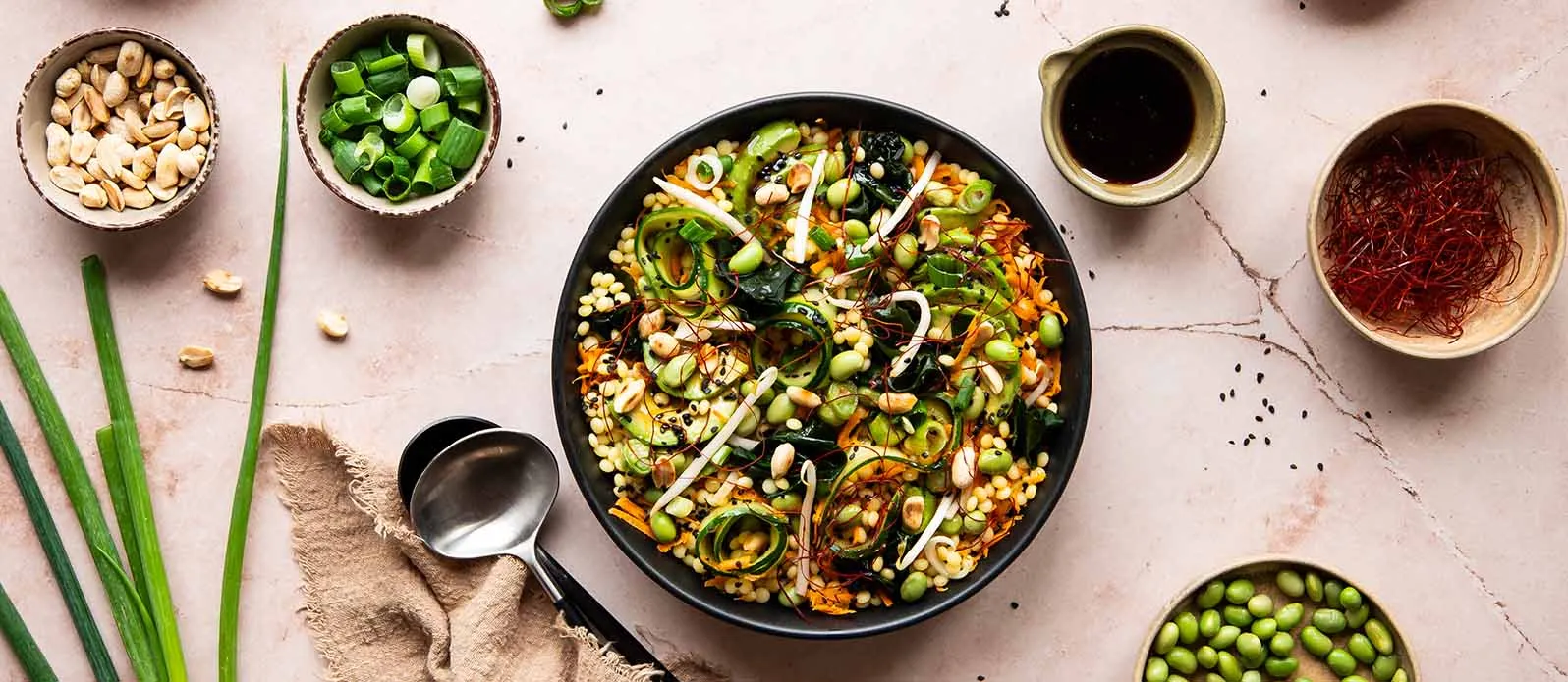 Salát z kuskusu, edamame a wakame