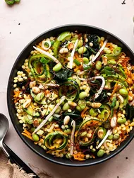 Salát z kuskusu, edamame a wakame