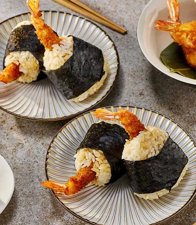 Onigiri s krevetou v křupavém obalu, sójovou omáčkou a mirinem