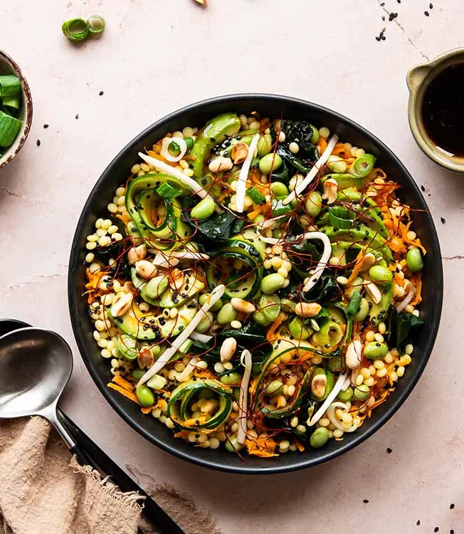 Salát z kuskusu, edamame a wakame