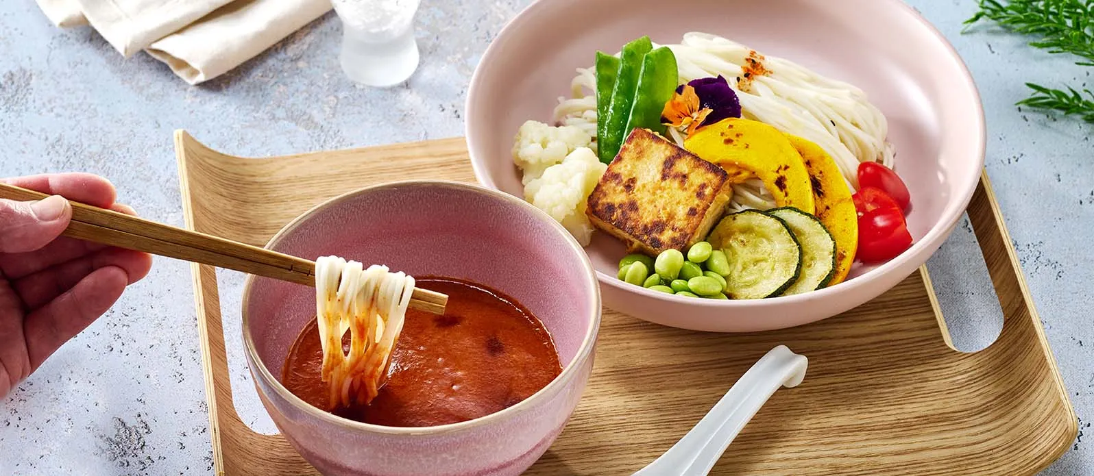 Vegan tsukemen s rajčatovou omáčkou