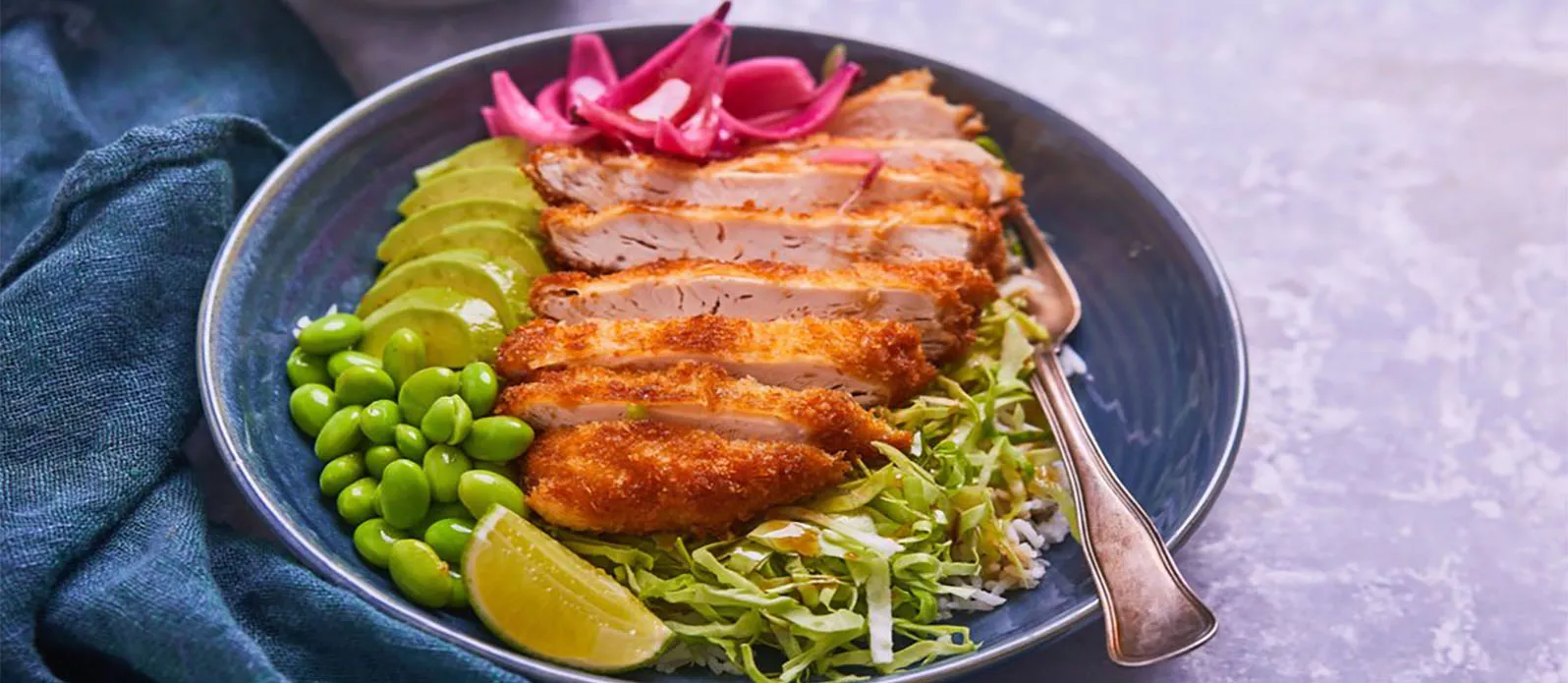 Poke bowl s křupavým kuřetem