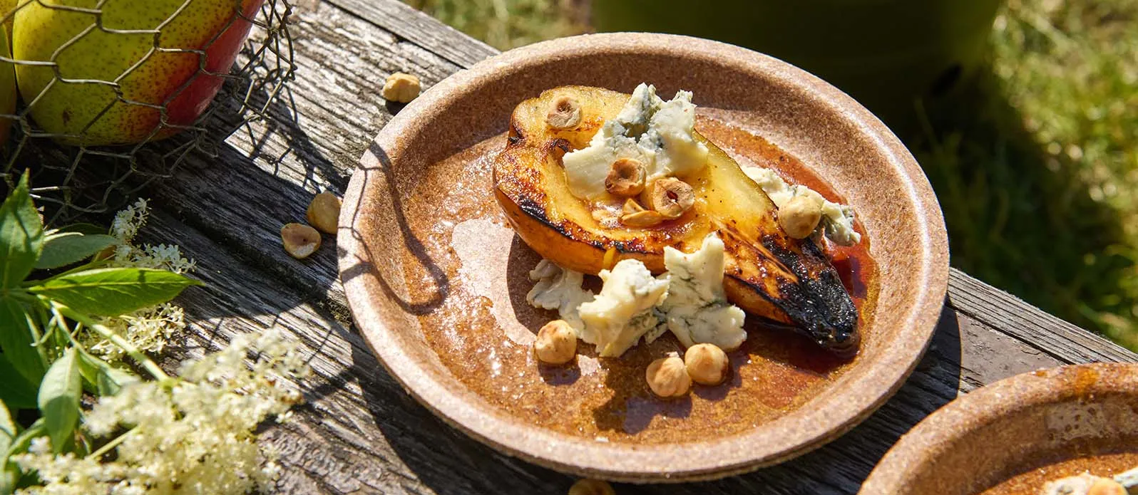 Grilované hrušky s gorgonzolou a lískovými oříšky