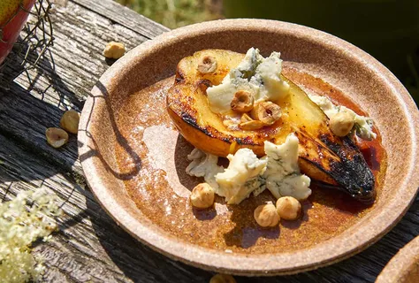 Grilované hrušky s gorgonzolou a lískovými oříšky