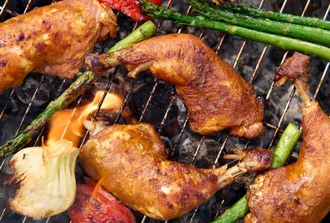 Pomalu grilované kuřecí stehno s koprovou omáčkou