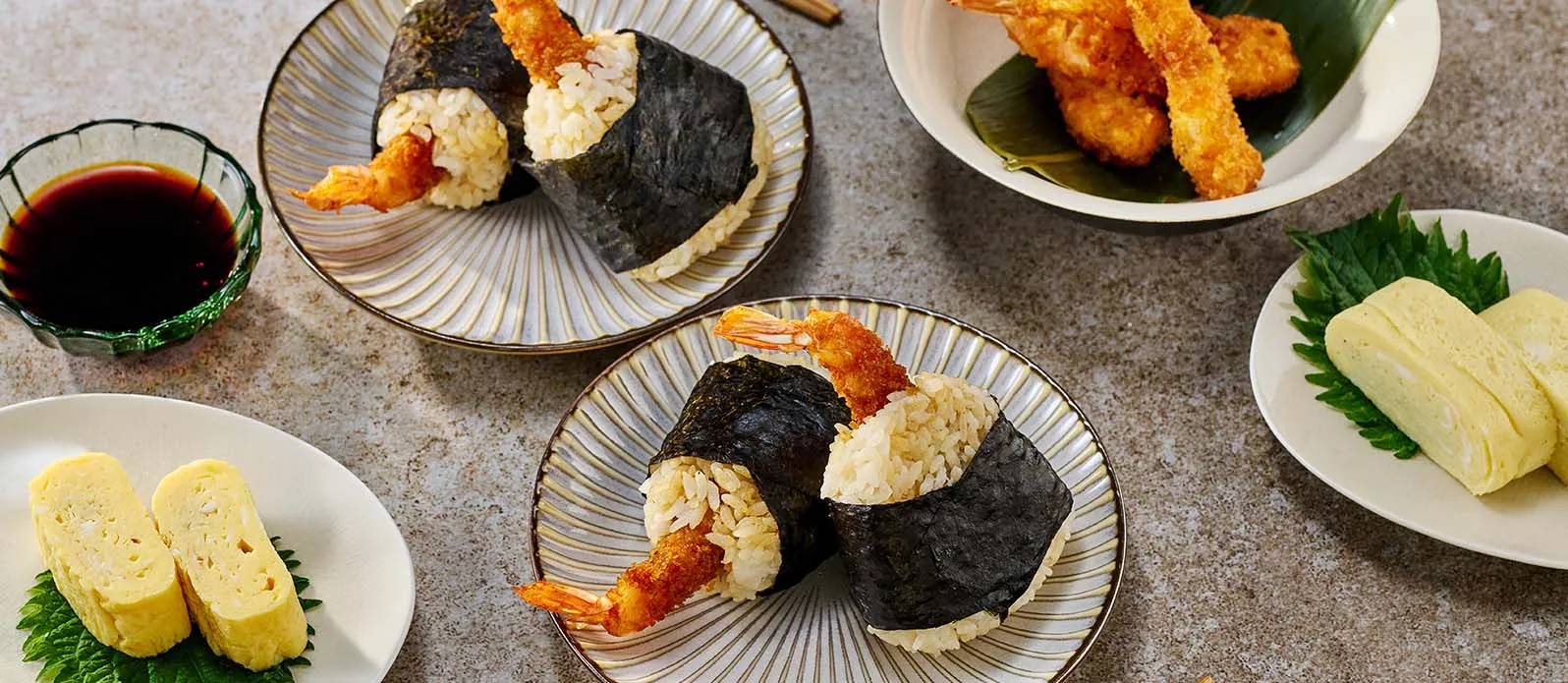 Onigiri s krevetou v křupavém obalu, sójovou omáčkou a mirinem